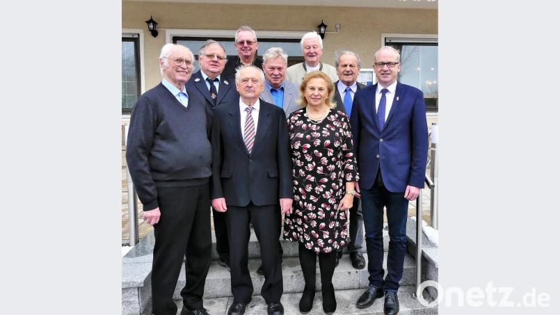 Mit seiner Frau Irmgard freut sich Jakob Rubenbauer (Zweiter von links) über die Glückwünsche von Pfarrer Hans Peter Heindl, Otto Weiß (Feuerwehr Pickenricht), Seniorenbauftragtem Erich Freisinger, Liedertafel-Chef Walter Burger, MGV-Vorsitzenden Günter Winter, Ehrenchorleiter Richard Pflamminger und Bürgermeister Bernhard Lindner (von links). Bild: ibj