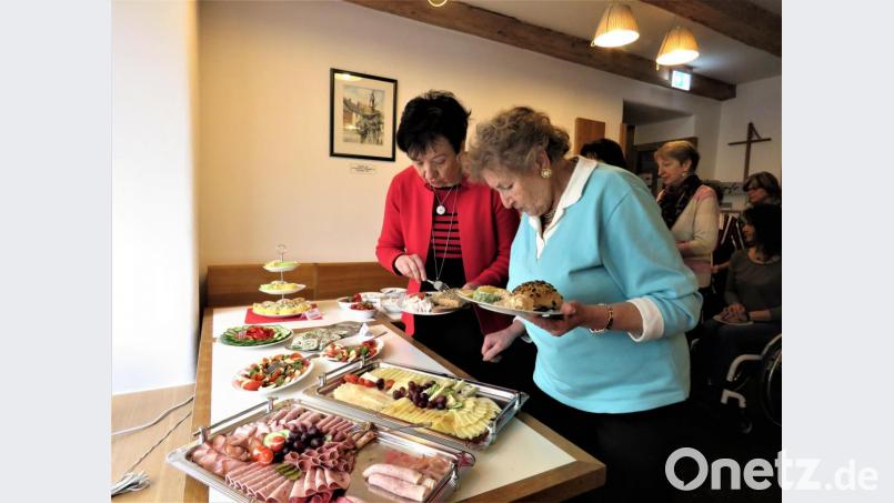 Vor dem Referat konnten sich die Frauen beim leckeren Frühstück ausgiebig zugreifen. Bild: ubb