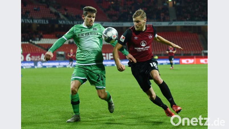 Club-Kapitän Hanno Behrens (rechts, gegen Sebastian Jung) spielte am Freitag bei der Heimniederlage gegen Hannover durch, obwohl er von den Morddrohungen gegen sich wusste. Bild: Nicolas Armer/dpa