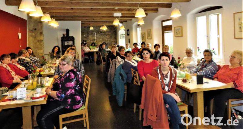 Viele Frauen hörten aufmerksam den durchaus auch kritischen Worten von Hannelore Bienlein-Holl zu. Bild: ubb