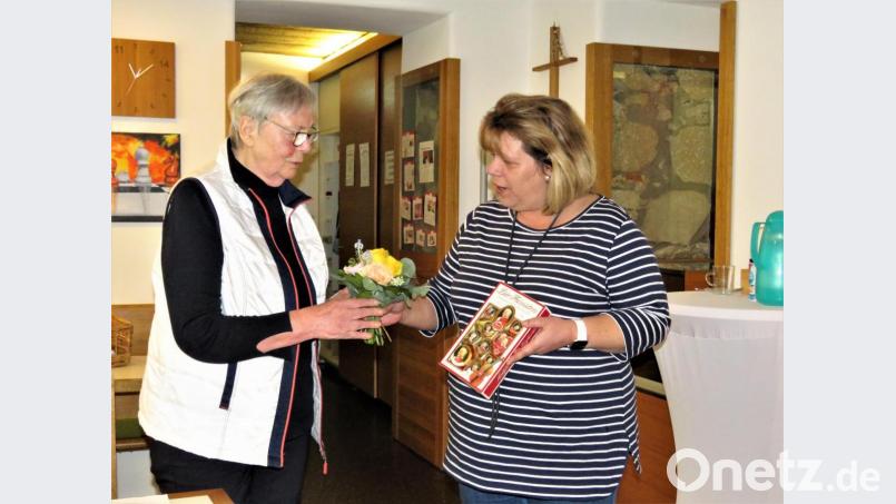 AWO-Kreisgeschäftführerin Angelika Würner überreichte Hannelore Bienlein-Holl (links) ein Geschenken. Bild: ubb