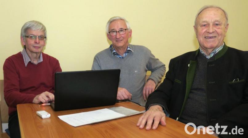 Wolfgang Nowak, Hans Lobinger und Hans Schuierer (von links) erinnerten sich bei der Kolpingsfamilie über die Ereignisse vor 30 Jahren. Bild: Hirsch