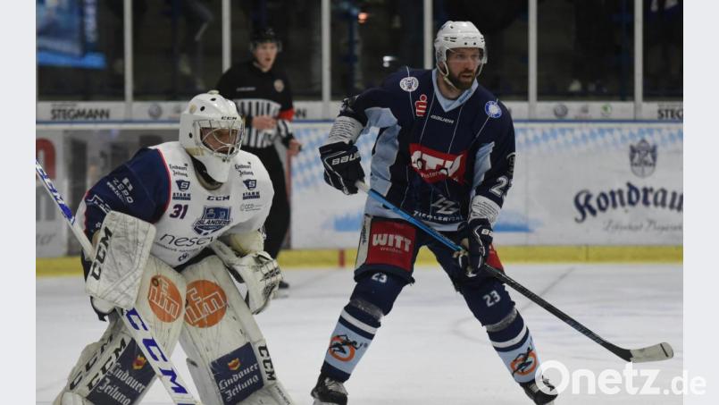 Die Blue Devils schlossen die Oberliga-Saison 2019/20 mit einer 2:3-Niederlage bei den Starbulls Rosenheim ab. Martin Heinisch (rechts, Szene aus einer Partie gegen Lindau) kassierte eine Matchstrafe. Bild: gb