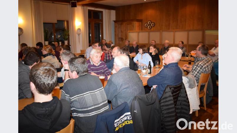 Gemeindepolitik hat in Altendorf einen hohen Stellenwert.In der Bürgerversammlung war der Saal im Gasthaus Schießl bis auf den letzten Platz besetzt. Bild: bnr
