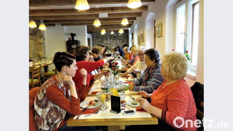 Vor dem Vortrag nutzten die Frauen die Zeit zum Frühstücken in aller Ruhe. Extra gekommen zum Vortrag der Grande Dame der Lokalpolitik waren auch die politischen Mitstreiterinnen von Hannelore Bienlein-Holl, Marianne Scheffler, AWO-Vorsitzende aus Tirschenreuth, und die FDP-Frau Inge Pannrucker aus Tirschenreuth (vorne rechts). Bild: ubb