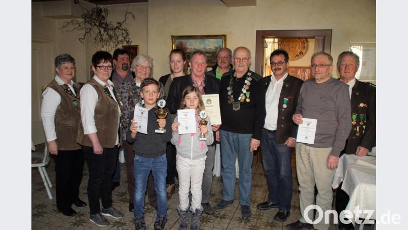 Die neuen Würdenträger bei &quot;Einheit&quot; sind Schützenkönig Georg Schwarz (Vierter von rechts), Schützenliesl Christa Fettke (Vierte von links) und Lichtgewehrkönig Tim Schubert (vorne links). Schützenmeister Horst Fettke (rechts) und Schießleiter Jürgen Mahrle (Fünfter von rechts) gratulierten ihnen sowie den Vereinsmeistern und Rittern. Bild: mmj