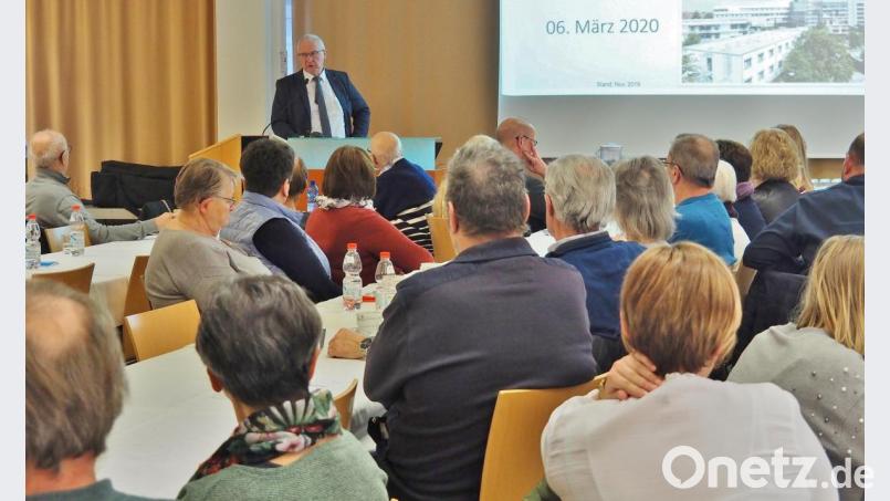 Onkologischer Patiententag am Klinkum Weiden. Über
Krebsoperationen spricht Professor Karl-Heinz Dietl. Bild: Bühner