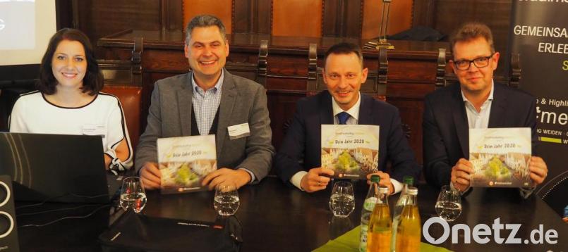 Sie freuen sich das neue Jahresprogramm des Stadtmarketing Weiden (von links)
Geschäftsführerin Andrea Schild-Janker, 1. Vorsitzender Martin Rumpler, Bürgermeister Jens Meyer
und 2. Vorsitzender Stephan Wanninger Bild: Bühner