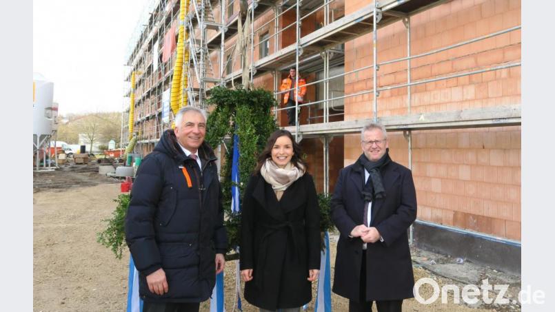 Stellvertretender Aufsichtsratsvorsitzender Markus Beugel, Projektleiterin Julia Heilmann und Oberbürgermeister Andreas Feller (von links) betonten beim Richtfest die Notwendigkeit des geförderten Wohnungsbaus in Schwandorf. Bild: Hirsch