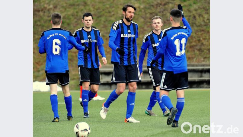 Abklatschen gehört bei einem Sieg zum Ritual: Die SpVgg SV gewann beim Bayernligisten ASV Cham überraschend deutlich mit 3:0. Bild: Picasa