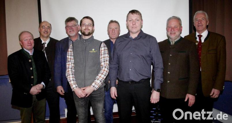 Heinrich Hofstetter, Josef Wittmann, Alfred Bauer, Markus Martini, Josef König, Gerhard Domeier, Alwin Kleber und Arnold Kimmerl (von links) sprachen bei der Arbeitsgemeinschaft der Jagdgenossenschaften. Bild: Hirsch