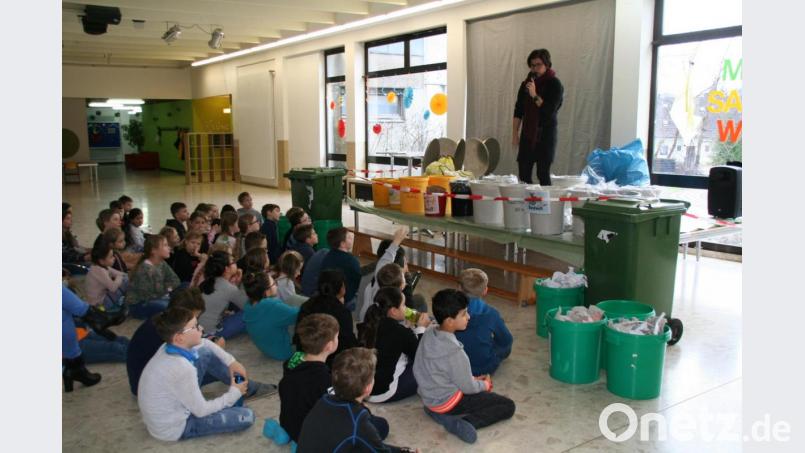 Schulleiterin Petra Andritzky diskutiert mit den fleißigen Müllsammlern der Jobst-vom-Brandt-Schule. Bild: fpoz