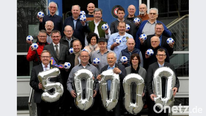 Auch wenn es Luftballons sind, die Summe von 50 000 Euro ist natürlich keine Luftnummer. Verteilt haben sie die Stadtwerke an die Vertreter dieser Amberger Vereine: Boxclub, Alpenverein, DJK Ammersricht, Eisstadionbetreiber ESC, ESV, Kampfkunstschule, Luftsportgruppe, DJK Sportbund, FSV Gärbershof, Reitclub, SC Germania, Inter Bergsteig, SV Raigering, Taekwondo-/Kickboxclub, TV 1861, TC am Schanzl, Reitclub, Wander- und Volkssportverein sowie SG 1890 und Neumühle. Bild: Stephan Huber