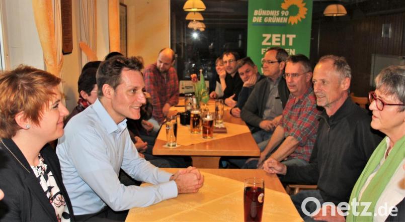 Ludwig Hartmann (Zweiter von links), Fraktionsvorsitzender der Grünen im Bayerischen Landtag, besuchte am Freitagabend auf Einladung der Kemnather Bürgermeisterkandidatin Heidrun Schelzke-Deubzer (rechts) die grüne Basis in Kemnath. Bild: stg