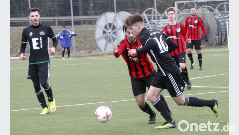 Sander Schulze (rechts) von der DJK Ammerthal setzt sich im Zweikampf mit dem Ettmannsdorfer Gegenspieler durch. Bild: Hirsch