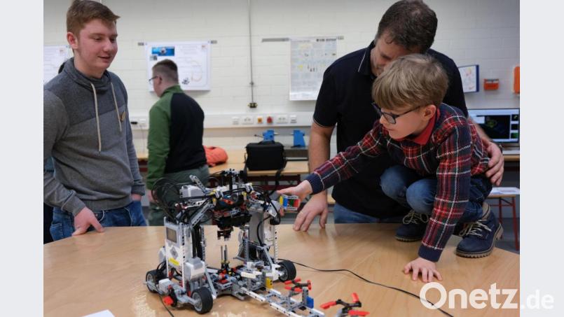 Industriemechaniker haben diese Lego-Technik mit Sensorensteuerung ausgestattet. Nicht nur der kleine Mann, der den Betrieb der Anlage starten durfte, war davon angetan. Bild: usc