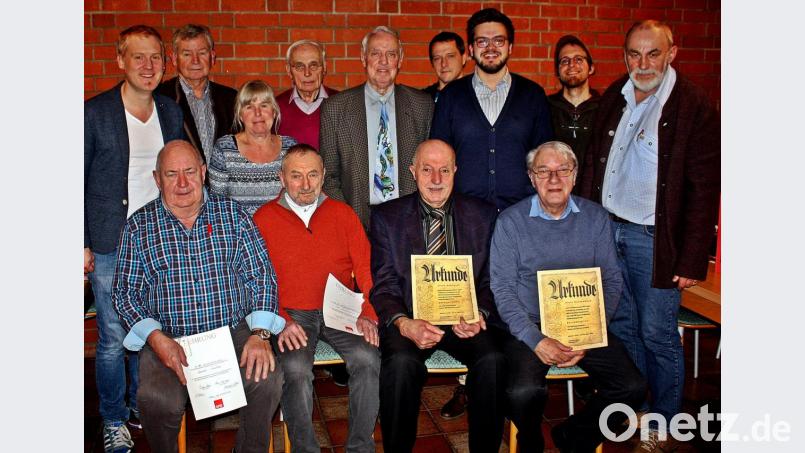 Die SPD in Neunkirchen ehrt ihre Mitglieder (vorne, von links): Gerhard Schröder, Kurt Zimmermann sowie die scheidenden Stadträte Josef Gebhardt und Alois Schinabeck. Bild: R. Kreuzer
