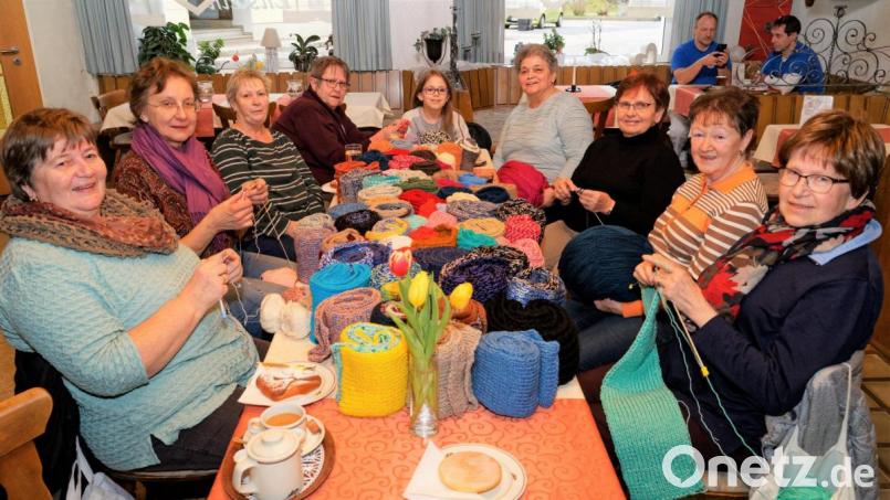 Einmal im Monat treffen sich rund zehn Frauen im Café Enslein. Sie stricken Schals für ein Bauvorhaben des HPZ Irchenrieth. Bild: tu