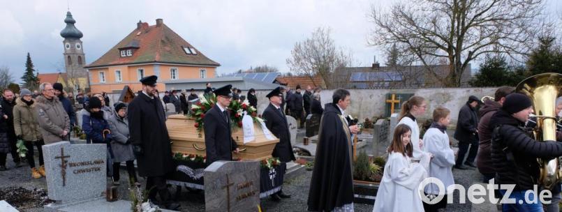 Ein endlos langer Trauerzug bewegt sich von der Pfarrkirche zum Friedhof, wo Willibald Wirth seine letzte Ruhe findet. Bild: le