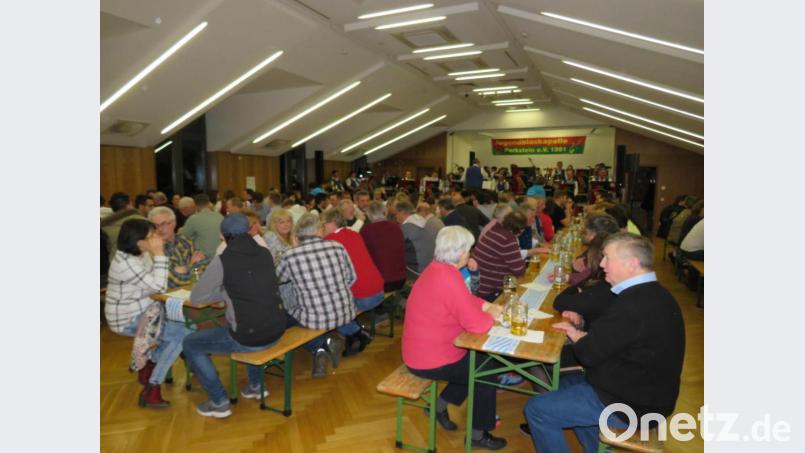Tolle Stimmung gab es beim Starkbierfest der Jugendblaskapelle Parkstein Bild: adj