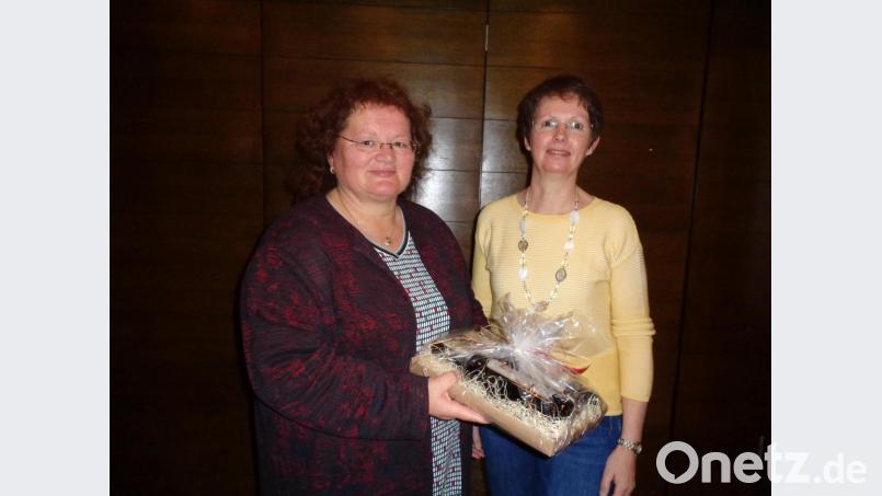 GOV-Vorsitzende Gertraud Rötzer (rechts) bedankte sich bei Fachberaterin Heidi Schmid für ihren Vortrag. Bild: amö