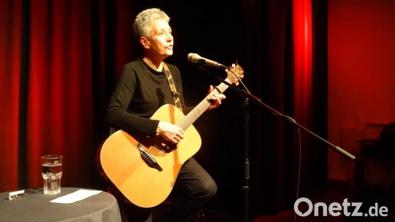 Eine Frau, ihre Gitarre und eine wunderbare Stimme: Annett Kuhr sang auf Einladung des Amberger Hospizvereins im Capitol vom Leben und Sterben. Bild: hka