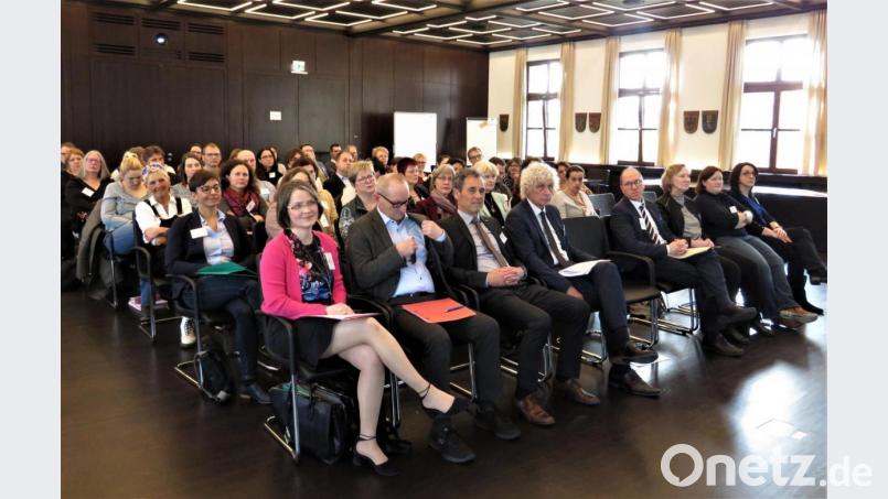 Schulrätin Martina Puff (links vorne) freute sich über die große Resonanz zum ersten Plenum der neu gegründeten &quot;Inklusive Region Tirschenreuth&quot;. Bild: ubb