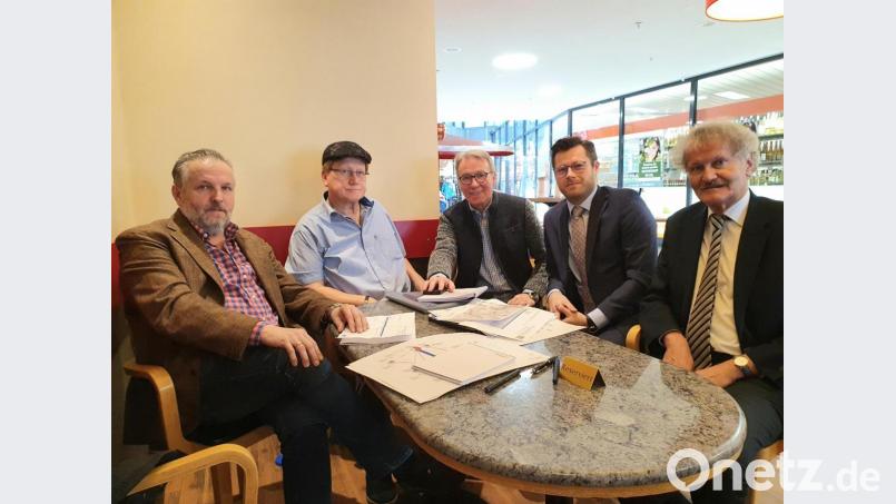 Die Lämbelästigung in Weiden-Ost hat sich deutlich erhöht. Für Freie Wähler (FW) und FDP berichten (von links) Alois Frank und Stadtrat Rainer Sindersberger (FW), Stadtrat Reinhold Wildenauer, Landtagsabgeordneter Christoph Skutella (beide FDP) und FW-Kreisvorsitzender Bernhard Schlicht von der jüngsten Verkehrszählung. Bild: Wieder