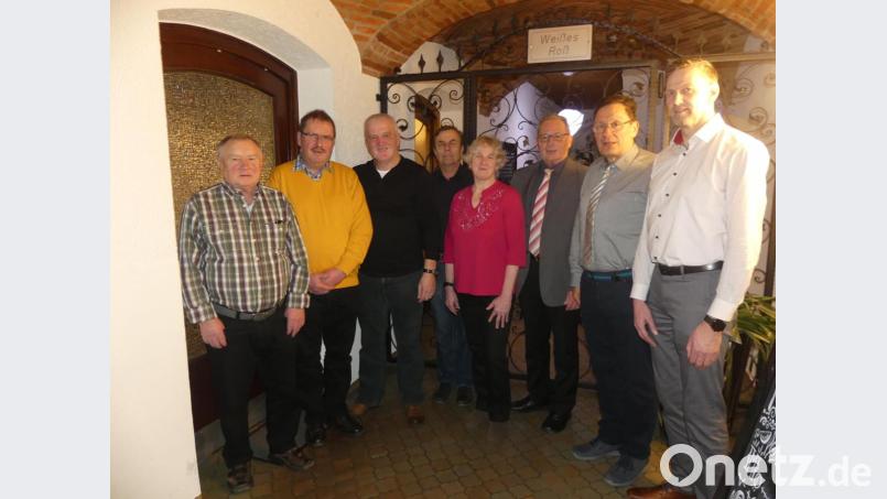 Thomas Riedl, Harald Drobig und Klaus Lehl (von rechts) gratulierten den Vereinsmeistern (von links) Heinz Fuchs, Harald Meier, Willi Stopfer, Peter Drobig und Marianne Drobig. Bild: rn