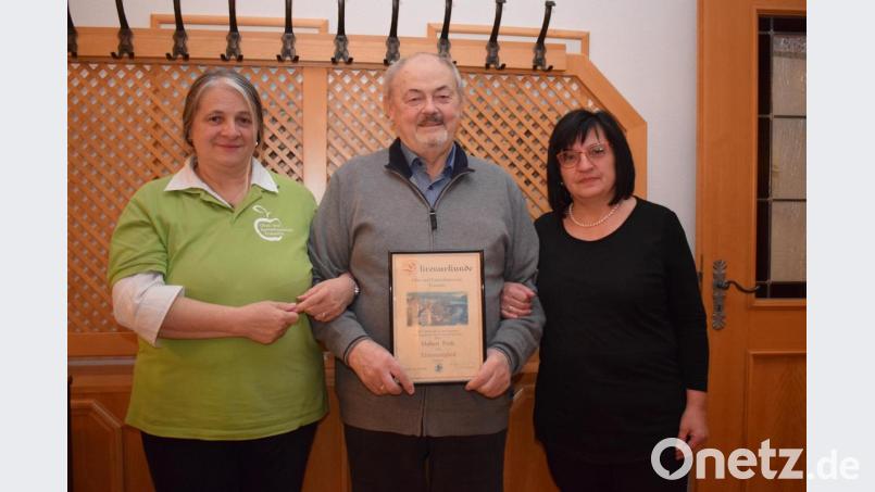 Das Vorstands-Duo Beate Danzl (links) und Romana Sandmann (Rechts) ernannt Altbürgermeister Hubert Pröls zum Ehrenmitglied des Obst-und Gartenbauvereins. Bild: bnr