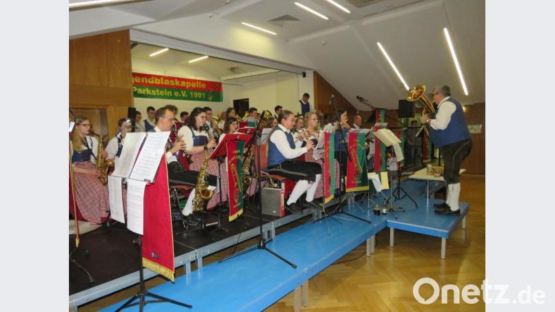 Tolle Stimmung gab es beim Starkbierfest der Jugendblaskapelle Parkstein Bild: adj