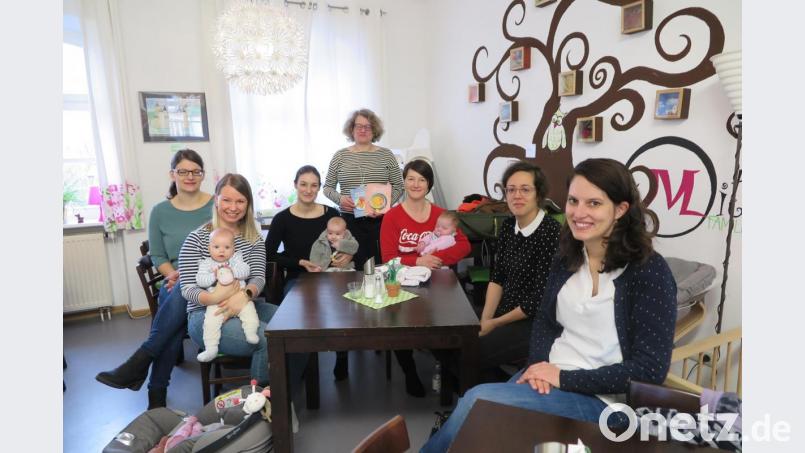 Eva Gibhardt (stehend) gab Müttern wichtige Hinweise für die richtige Ernährung ihres Babys. Bild: jzk