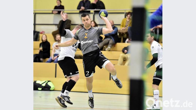 Bei der Niederlage gegen den TV Altdorf leistete sich die HG Amberg ungewohnt viele Fehlwürfe, dieser Versuch von Rückraumspieler Marek Nachtman (Mitte) saß aber. Bild: Hubert Ziegler