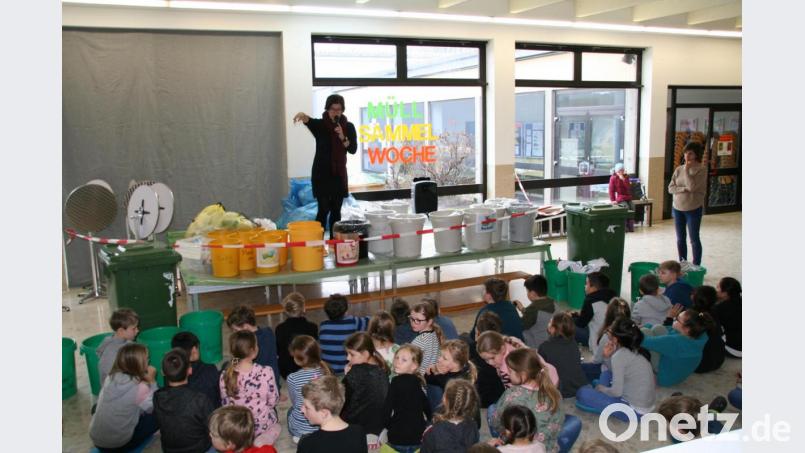 Schulleiterin Petra Andritzky diskutiert mit den fleißigen Müllsammlern der Jobst-vom-Brandt-Schule. Bild: fpoz