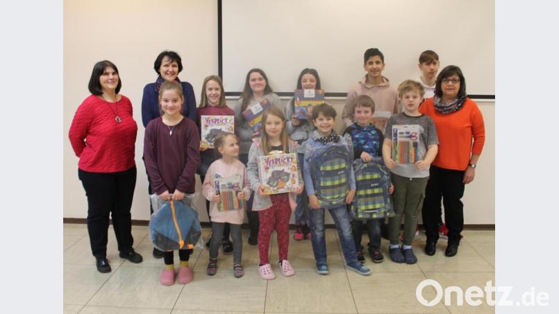 Sichtlich stolz auf ihre Preise sind die Sieger des Malwettbewerbs an der Grund- und Mittelschule mit den Jurorinnen Yvonne Walter (links) und Irmgard Bößl (rechts). Mit auf dem Bild Rektorin Ulrike Neiser (Zweite von links). Bild: nn
