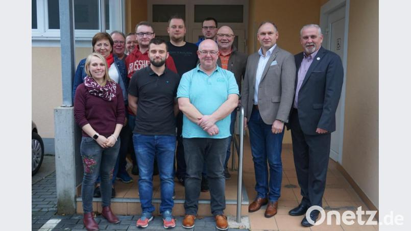 Ein neues Führungsduo mit Dominik Schießl (vorne Zweiter von links) und Florian Klose (dahinter) will die Faustballabteilung in Schwung halten. Bild: bk