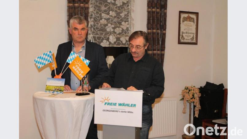 Martin Scheibl und Anton Hirnet (von links) werben für die Freien Wähler. Bild: pi