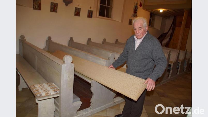 Die Erneuerung der bisherigen Sitzbezüge in der Kirche &quot;Maria vom Siege&quot; haben sich Willibald Kulzer, Vorsitzender des Fördervereins, und die Mitglieder vorgenommen. Bild: mmj