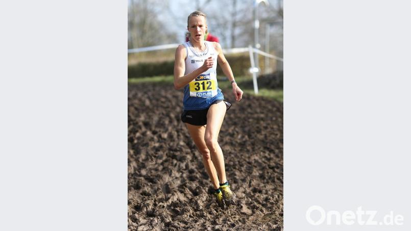 Grüne Fleckchen gab es auf dieser Passage nur am Streckenrand. Für Domenika Mayer (Bild) kein Problem, die 29-Jährige aus Neukirchen gewann in Sindelfingen bei den deutschen Crosslauf-Meisterschaften souverän den Titel. Bild: Ralf Görlitz