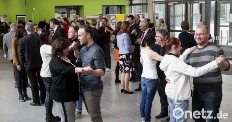 Tanz im Foyer des Berufsschulzentrums: Die Gäste der Jubiläumsfeier ließen sich in ein Projekt der Schüler einbinden. Bild: Hirsch