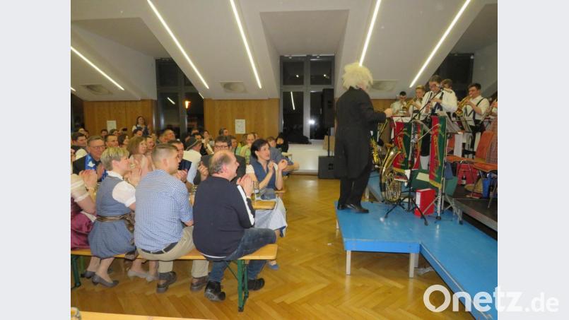 Tolle Stimmung gab es beim Starkbierfest der Jugendblaskapelle Parkstein Bild: adj