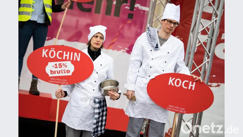 Berufspaare zeigen bei einer Fotoaktion anlässlich einer Kundgebung des Deutschen Gewerkschaftsbundes (DGB), des Sozialverbands Deutschland und des Deutschen Frauenrates zum "Equal Pay Day" die Lohnunterschiede. Bild: Bernd von Jutrczenka/dpa