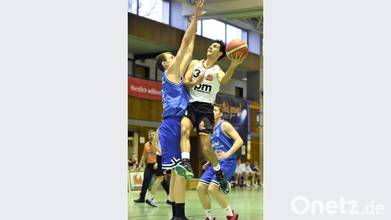 Neustadts Aufbau Liam Archer überzeugt mit seinem Spielverständnis auch gegen die körperlich überlegenen Würzburger Verteidiger. Bild: Büttner