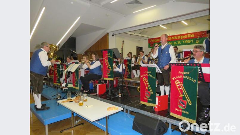 Tolle Stimmung gab es beim Starkbierfest der Jugendblaskapelle Parkstein Bild: adj