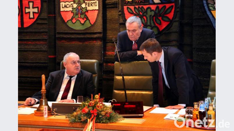 Die Stadtspitze steht in dieser Konstellation definitiv vor ihrer letzten Arbeitssitzung. Dabei bringen die Bürgermeister Lothar Höher (links) und Jens Meyer (rechts) sowie OB Kurt Seggewiß auch einen gemeinsamen Antrag ein. Archivbild: Götz