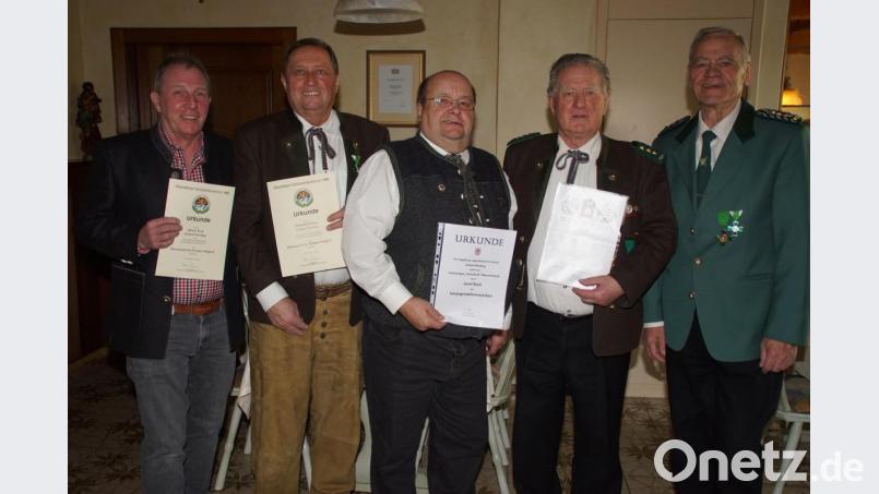 Besondere Auszeichnungen überreichte (von rechts) Gauschützenmeister Manfred Muck an Horst Fettke, Josef Bock, Willi Weber und Johann Beck. Bild: mmj