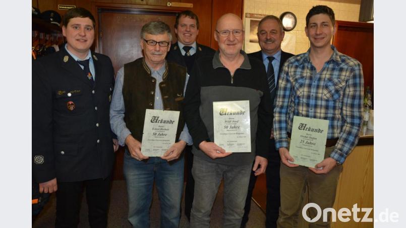 Jahrzehntelange Mitglieder dankte die Feuerwehr Königshütte mit einer Urkunde. Unser Bild zeigt (von links) Vorsitzender Christian Weiß, Herbert Eckert, Kommandant Martin Teubner, Josef Wölfl, Bürgermeister Johann Burger und Stefan Greber. Bild: jr