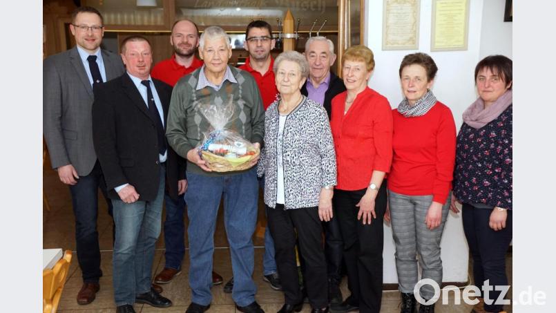 Eine fröhliche Runde: (von links) Martin Schmid, Ludwig Melzner, Alexander Brunner, Alois Scherm, Stefan König, Monika Scherm, Wilhelm und Rosa König, Claudia Porst und Gabriele Zaus. Bild: bkr