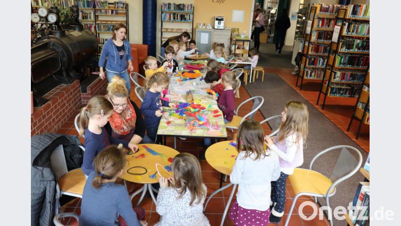 Kinderhaus-Erzieherin Eva Kohl sowie die Kinderpflege-Praktikantinnen Eva Bäuml und Kim Schraml unterstützten die Bastelaktion mit Rat und Tat. Bild: Stadt Tirschenreuth/exb