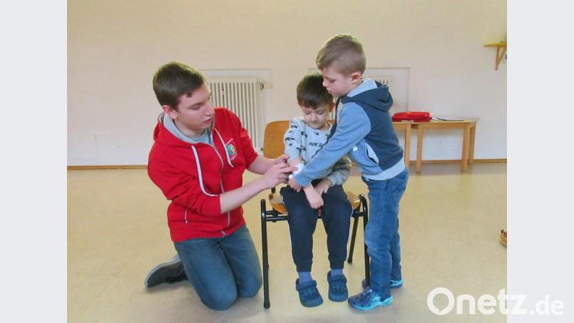 Wie man einen Verband richtig anlegt, lernten die Kinder beim „Trau-Dich-Kurs“ im Kinderhaus St.Michael. Bild: flm